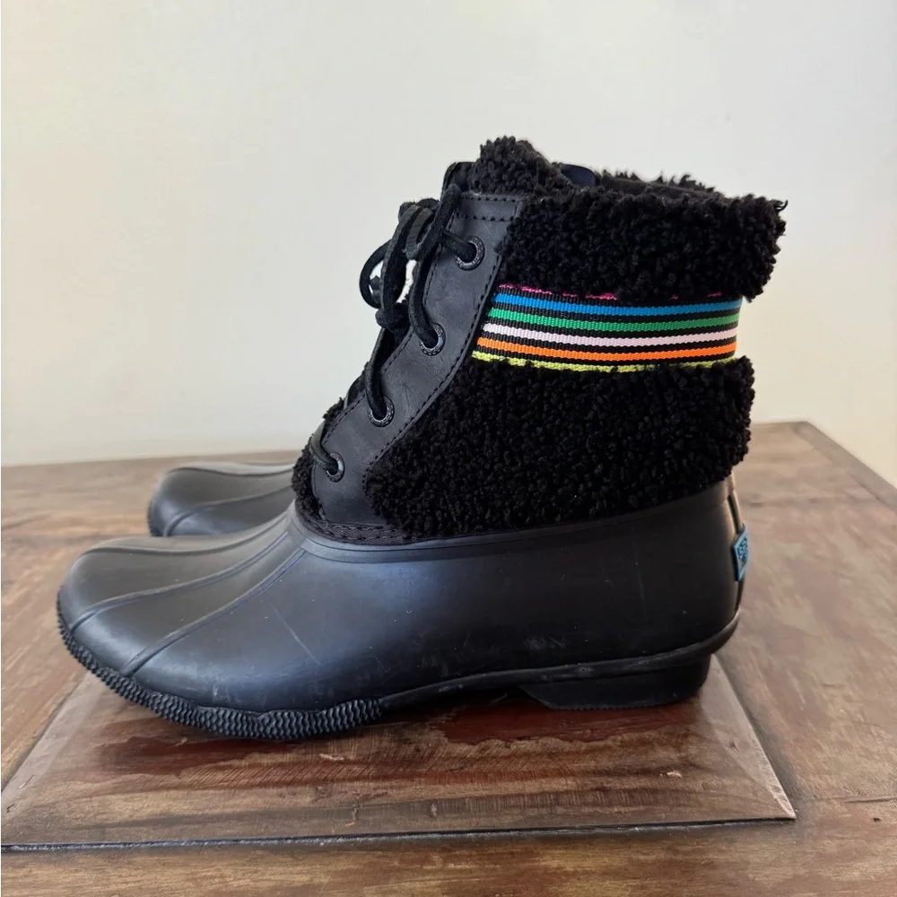 Sperry Saltwater Rainbow Sherpa Black Rubber Duck Boots women’s size‎ 8